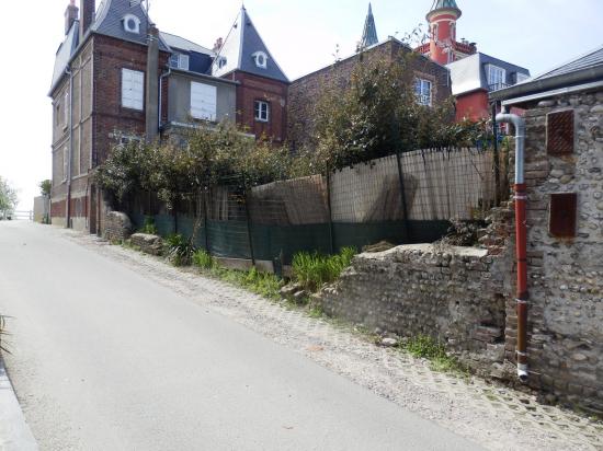 Mur abandonne rue de la mer